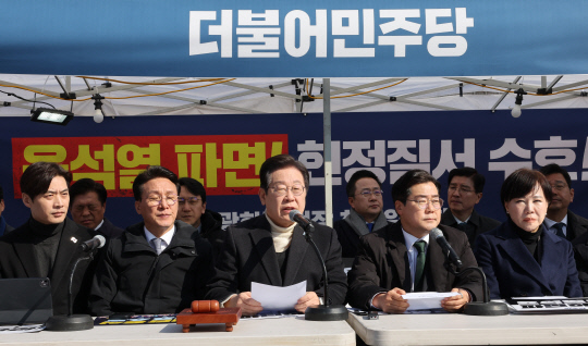 더불어민주당 이재명 대표가 19일 서울 종로구 경복궁역 부근 광화문 민주당 천막농성장에서 열린 현장 최고위원회의에서 발언하고 있다. [국회사진기자단·연합뉴스]